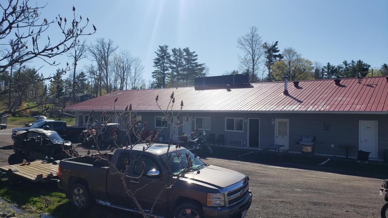 Calabogie Motor Inn Exterior photo