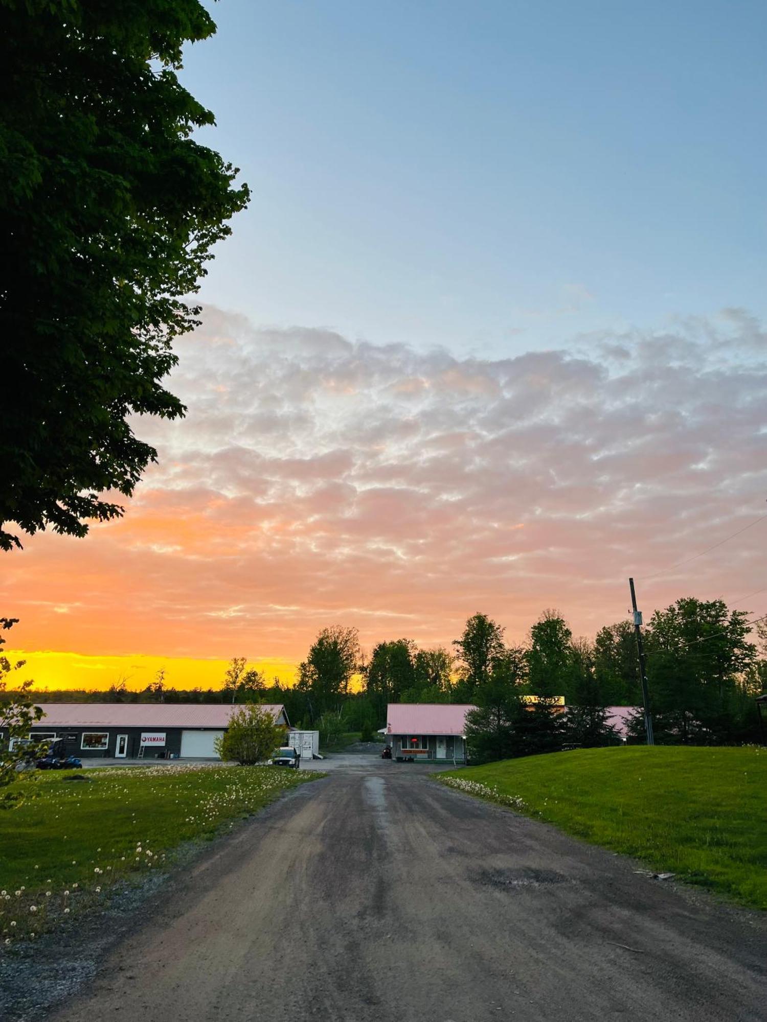 Calabogie Motor Inn Exterior photo