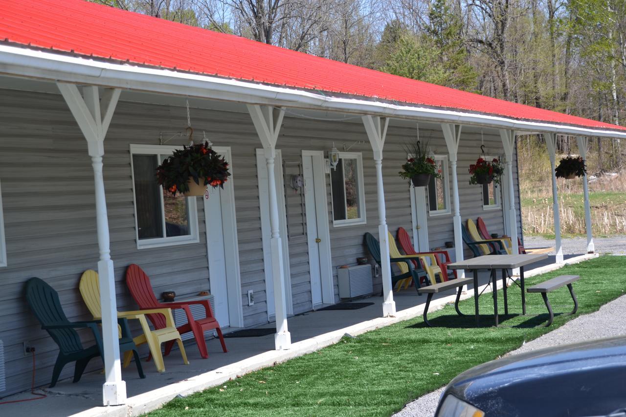 Calabogie Motor Inn Exterior photo